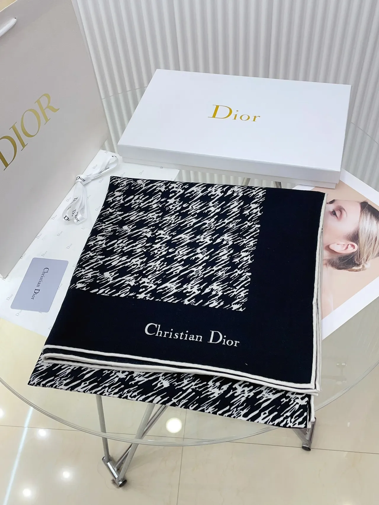 Dior 抽象刷笔画印花黑白奶油丝巾 5