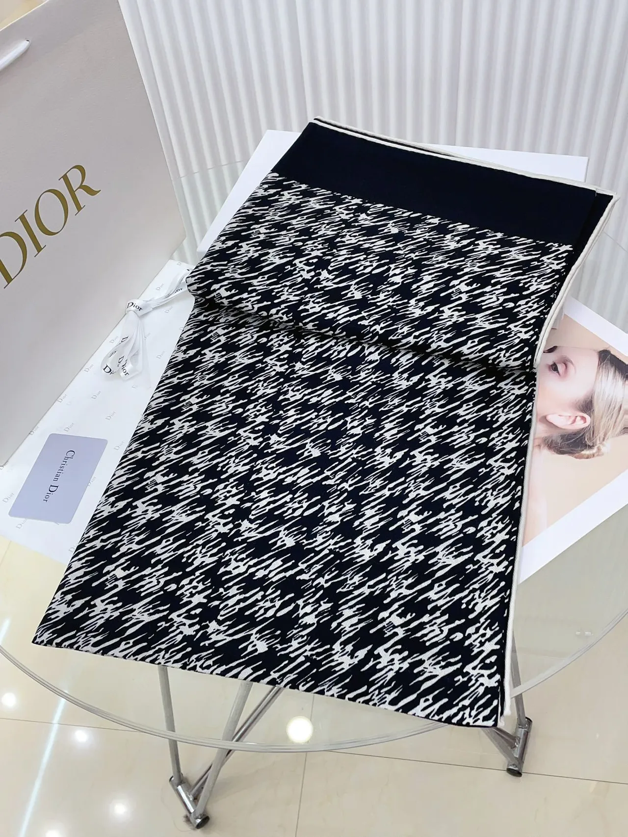 Dior 抽象刷笔画印花黑白奶油丝巾 6