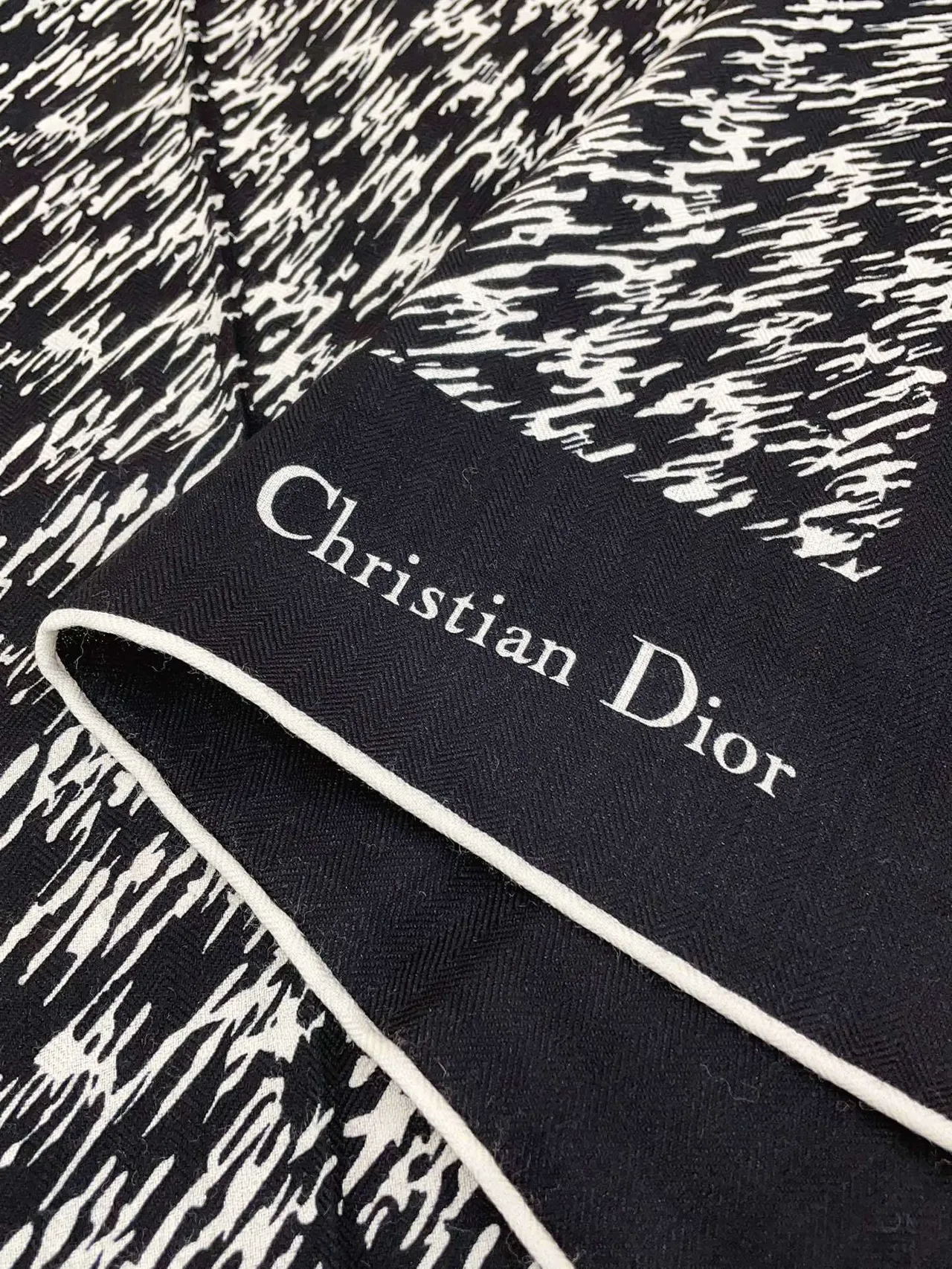 Dior 抽象刷笔画印花黑白奶油丝巾 9