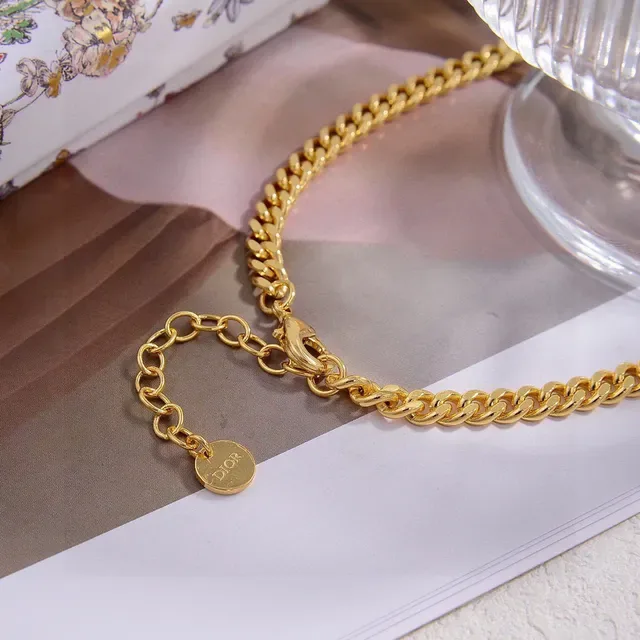 Dior Addict قلادة سلسلة كيرب ذهب أبيض لؤلؤ 4