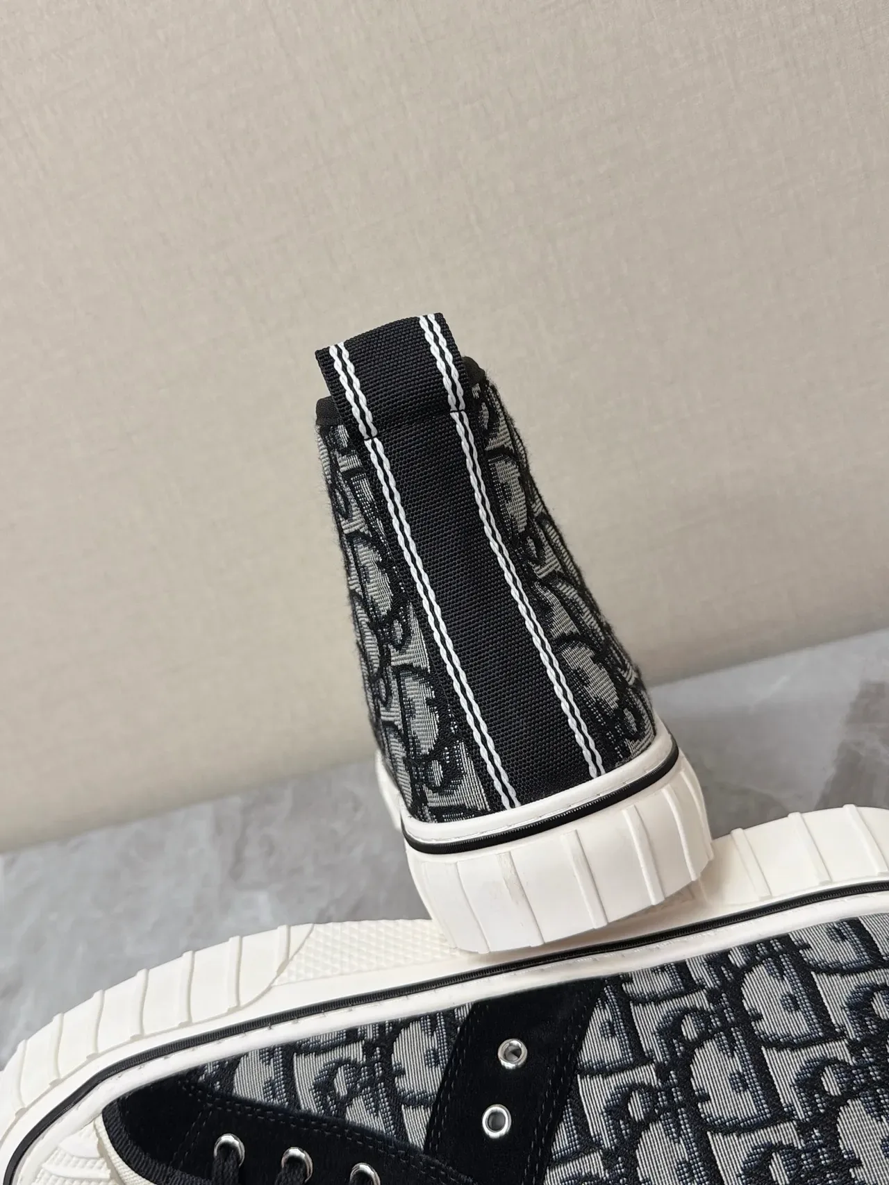 ديور B23 أحذية رياضية عالية Monogram كانفاس وسويد أسلوب حياة 3