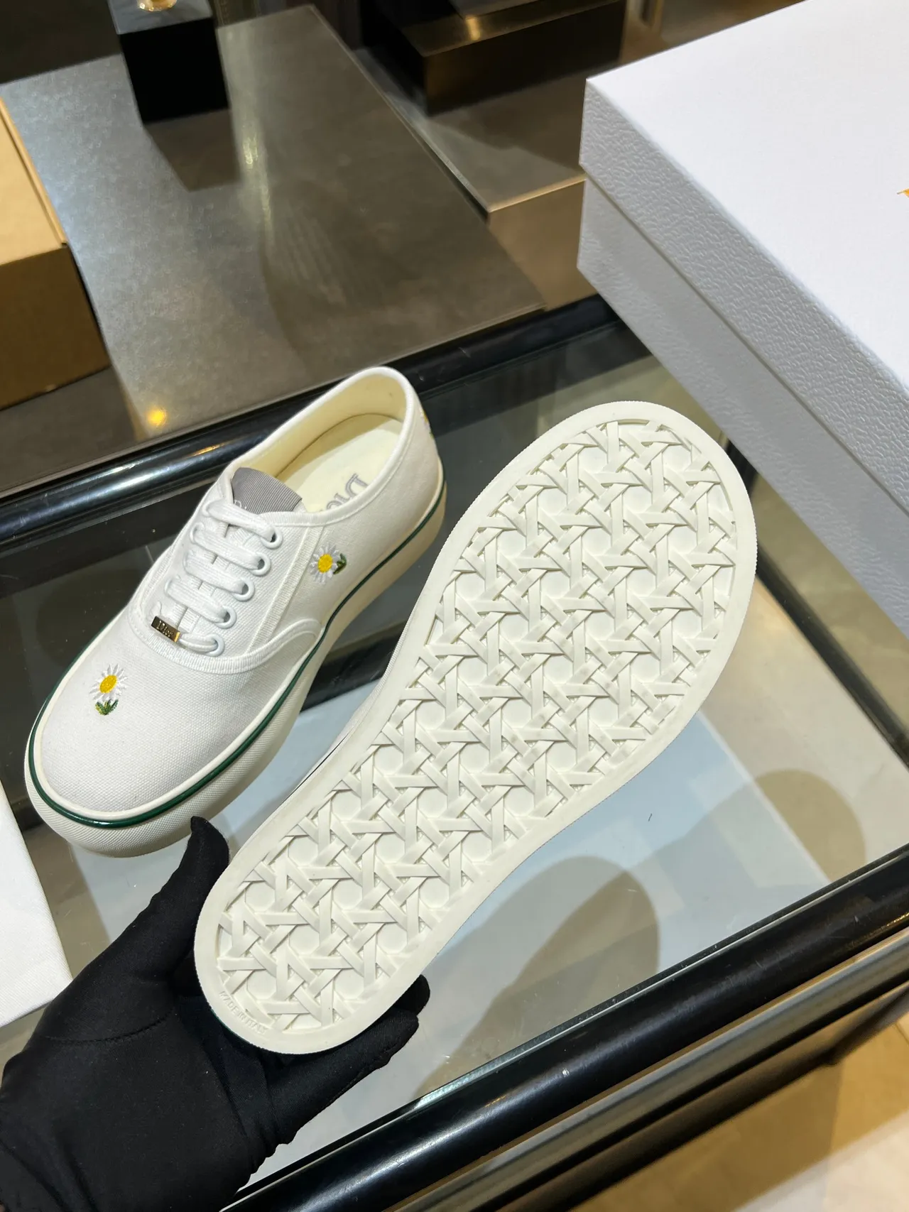 Dior B23 White Green Embroidered Daisy Motif Canvas Upper Sneakers 3