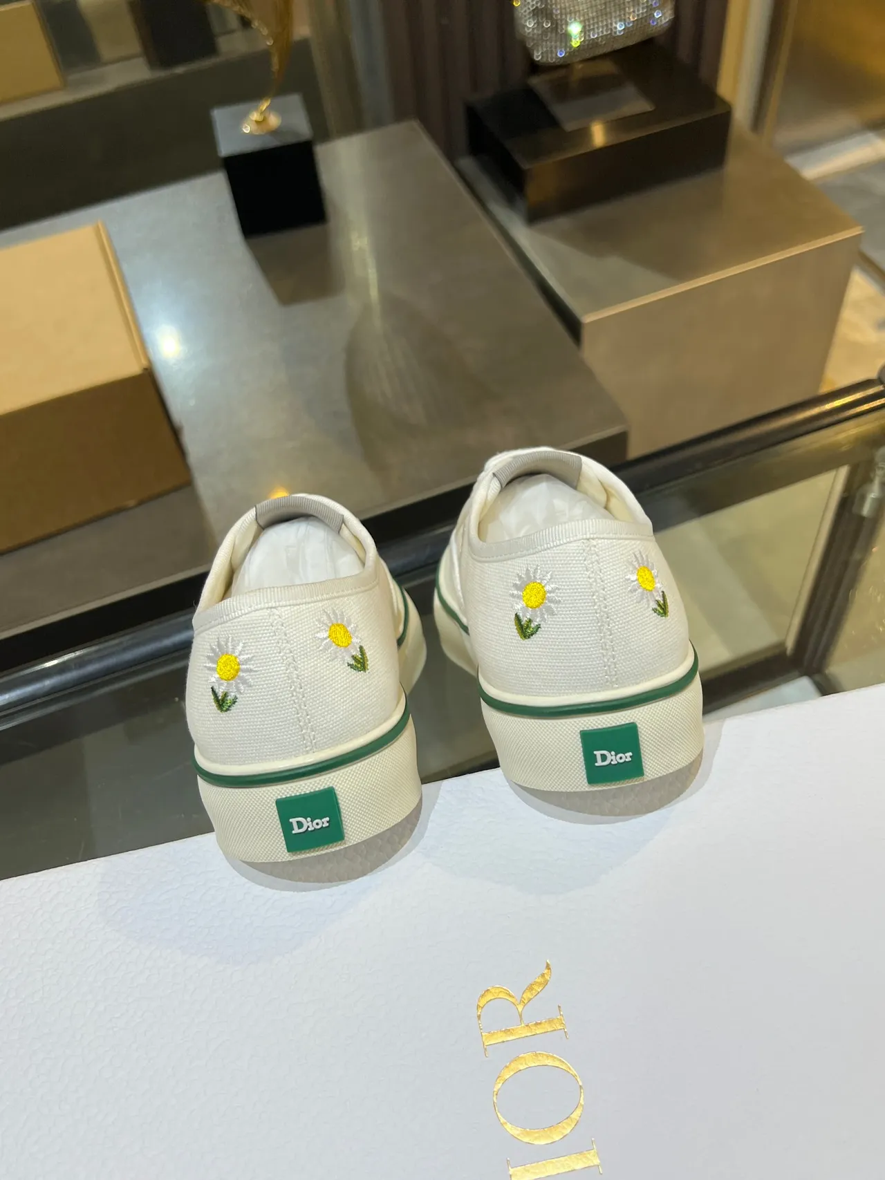 Dior B23 White Green Embroidered Daisy Motif Canvas Upper Sneakers 4