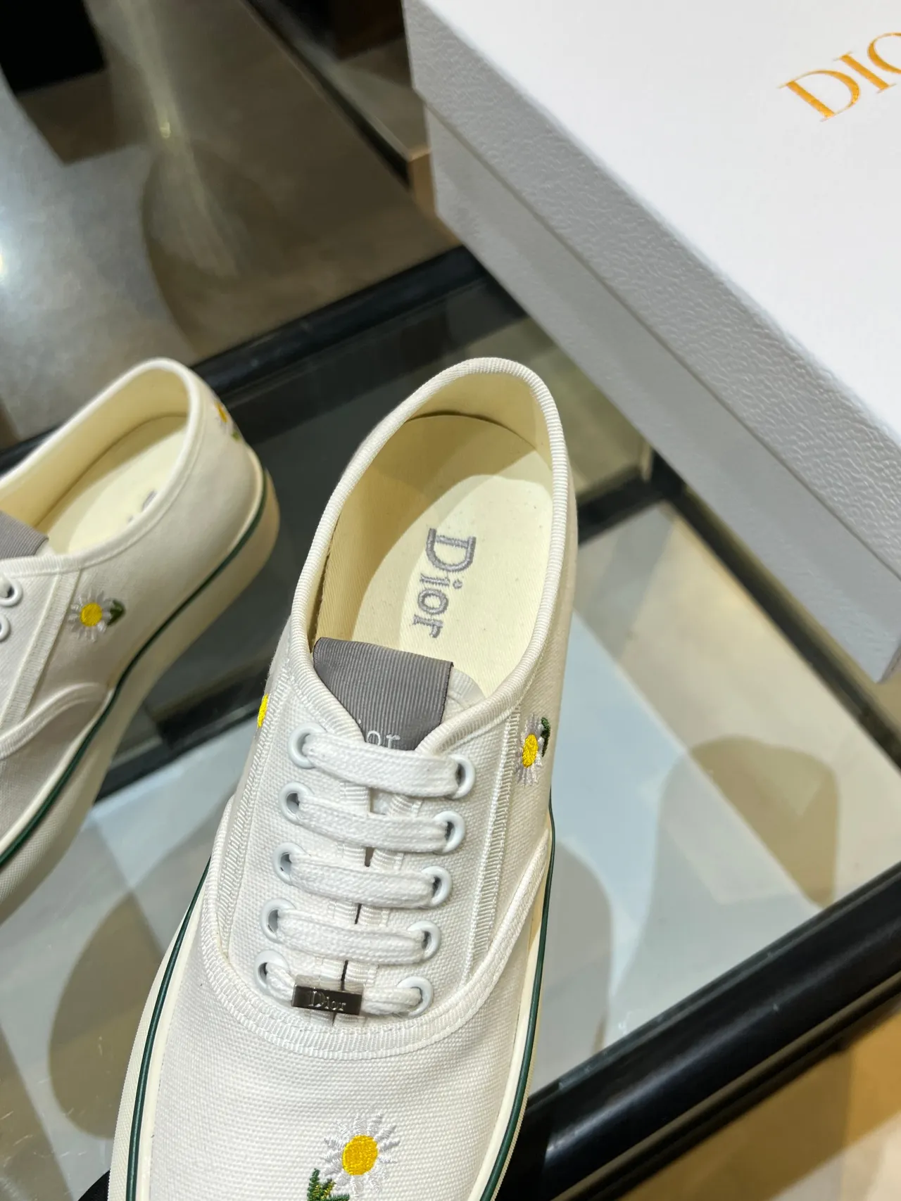 Dior B23 White Green Embroidered Daisy Motif Canvas Upper Sneakers 5