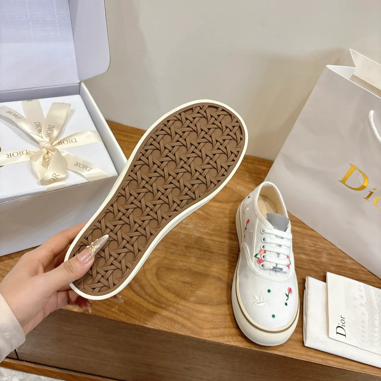 Dior B23 White Pink Embroidered Floral Low-Top Canvas Shoes 2