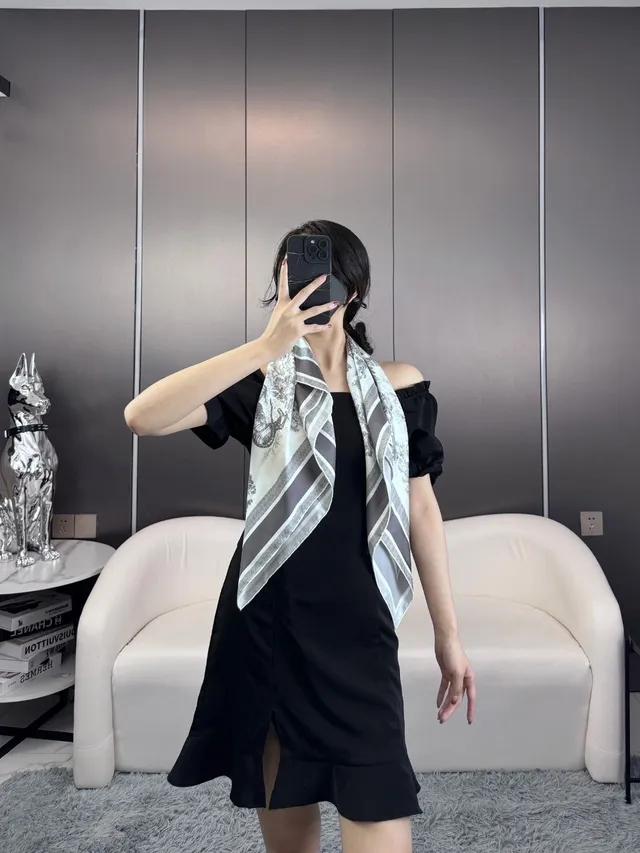 Dior Preto e Branco Estampado Pastoril Risca Cinza Lenço de Seda 2