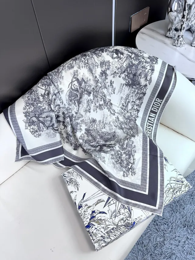 Dior Preto e Branco Estampado Pastoril Risca Cinza Lenço de Seda 7