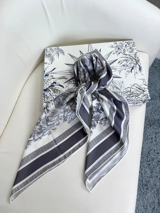 Dior Preto e Branco Estampado Pastoril Risca Cinza Lenço de Seda 8