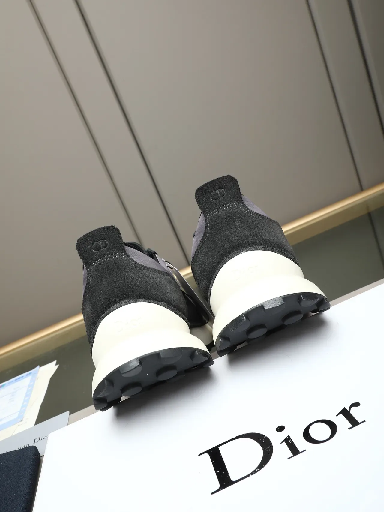 Sneakers Dior Noir et Gris Daim et Maille Upper Logo Oblique Brodé Lifestyle 4