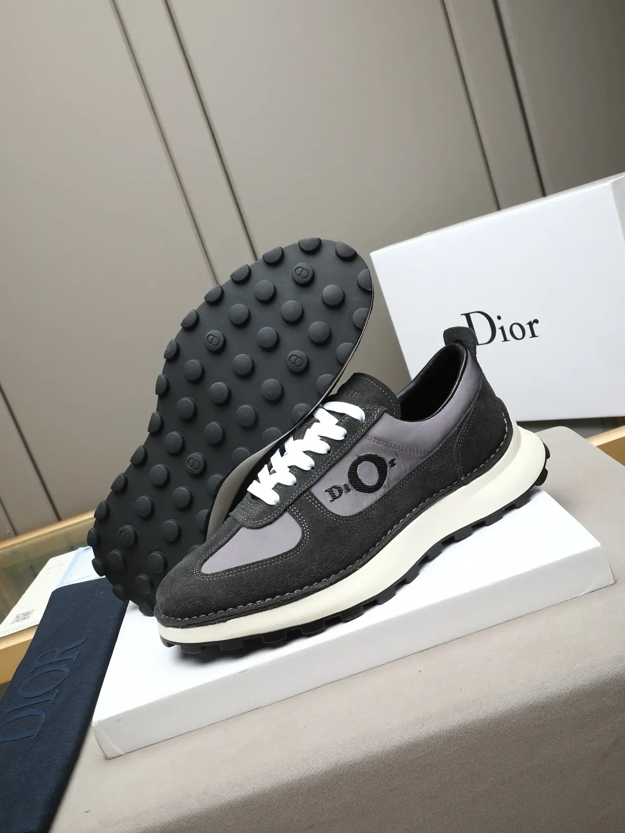 Sneakers Dior Noir et Gris Daim et Maille Upper Logo Oblique Brodé Lifestyle 5
