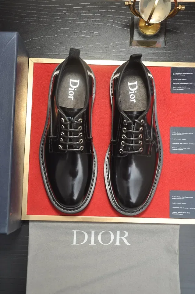 Dior Zapatos Oxford de Cuero Pulido Negro con punta de ala 5