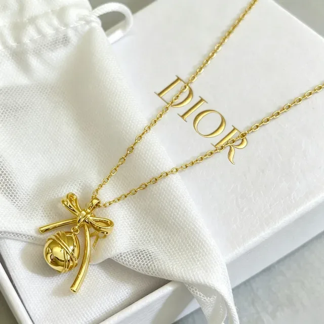 Collier pendentif nœud doré bleu gema goutte facettée de Dior 3