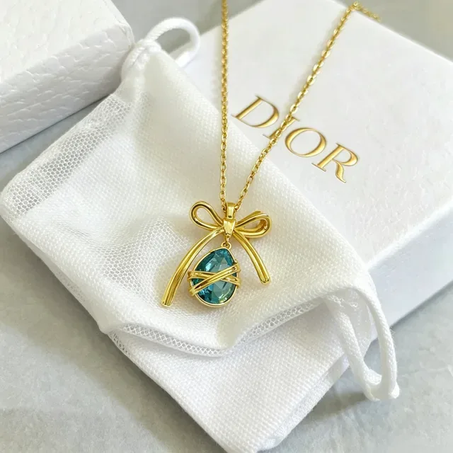 Collier pendentif nœud doré bleu gema goutte facettée de Dior 4