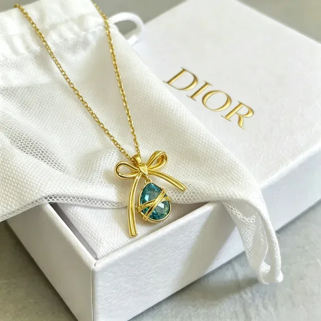 Collier pendentif nœud doré bleu gema goutte facettée de Dior 5