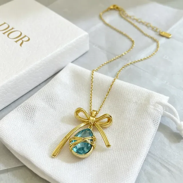 Collier pendentif nœud doré bleu gema goutte facettée de Dior 6