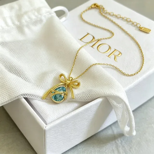 Collier pendentif nœud doré bleu gema goutte facettée de Dior 7