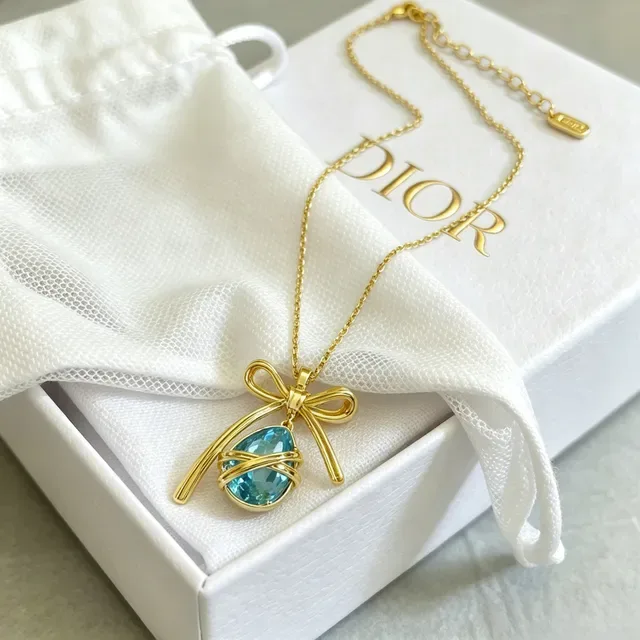 Collier pendentif nœud doré bleu gema goutte facettée de Dior 8