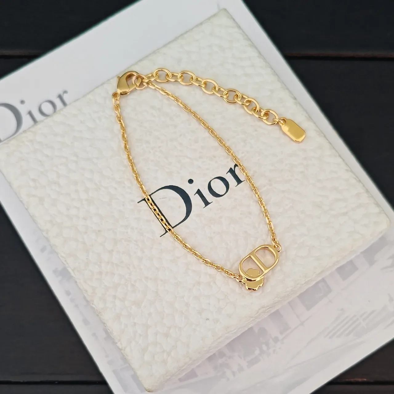 Dior Pulseira Tom Dourado CD Logo e Charm Trévo de Madreperla 2