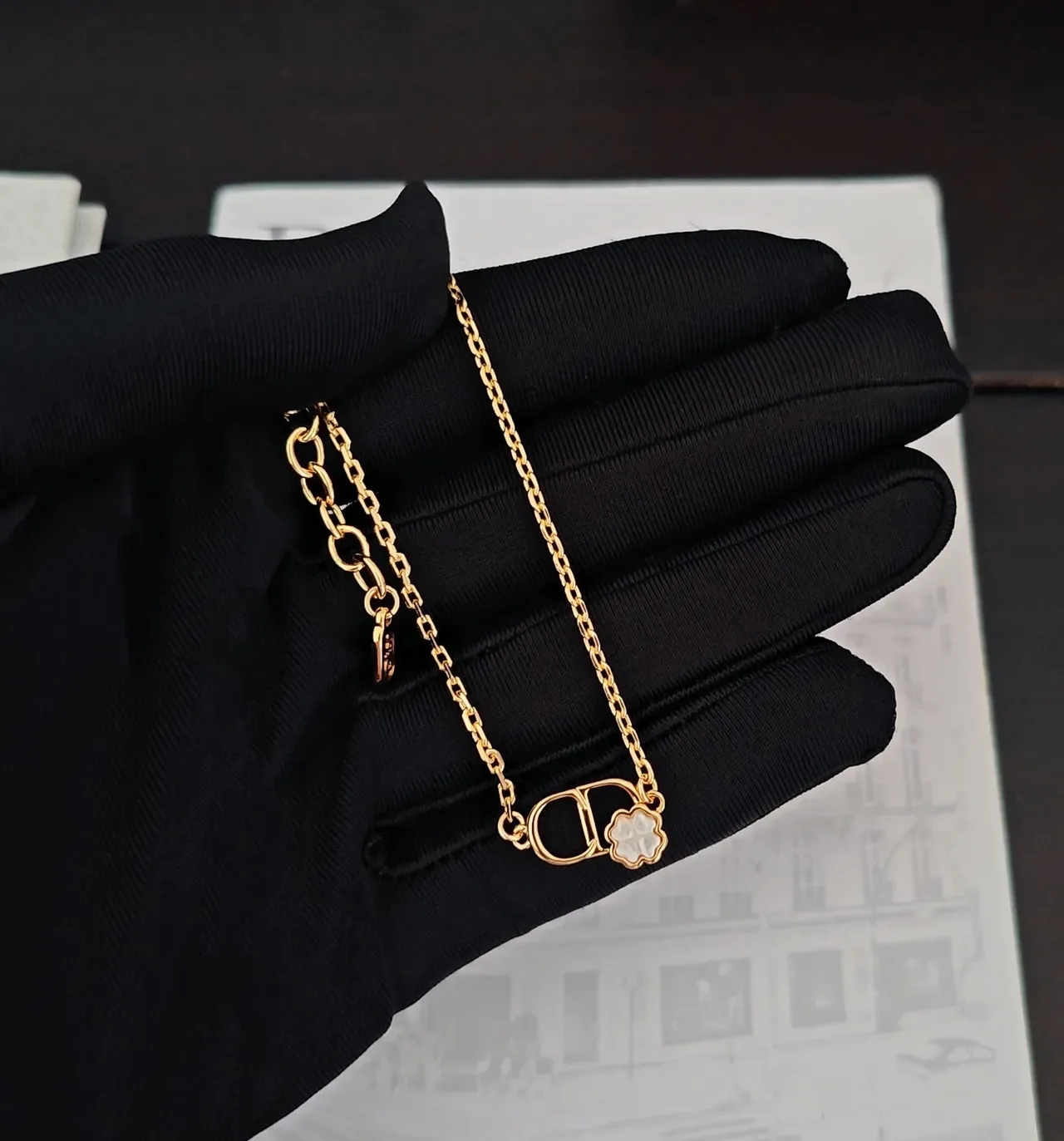 Dior Pulseira Tom Dourado CD Logo e Charm Trévo de Madreperla 4