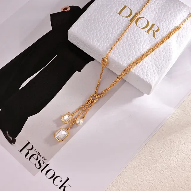 Collar Dior Cadena Asimétrica Oro Blanco con Colgante 3