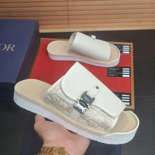 Dior सफेद भूरा जैकार्ड मोनोग्राम पट्टा फ्लैप ओवर बकल क्लोज़र स्लिपर्स