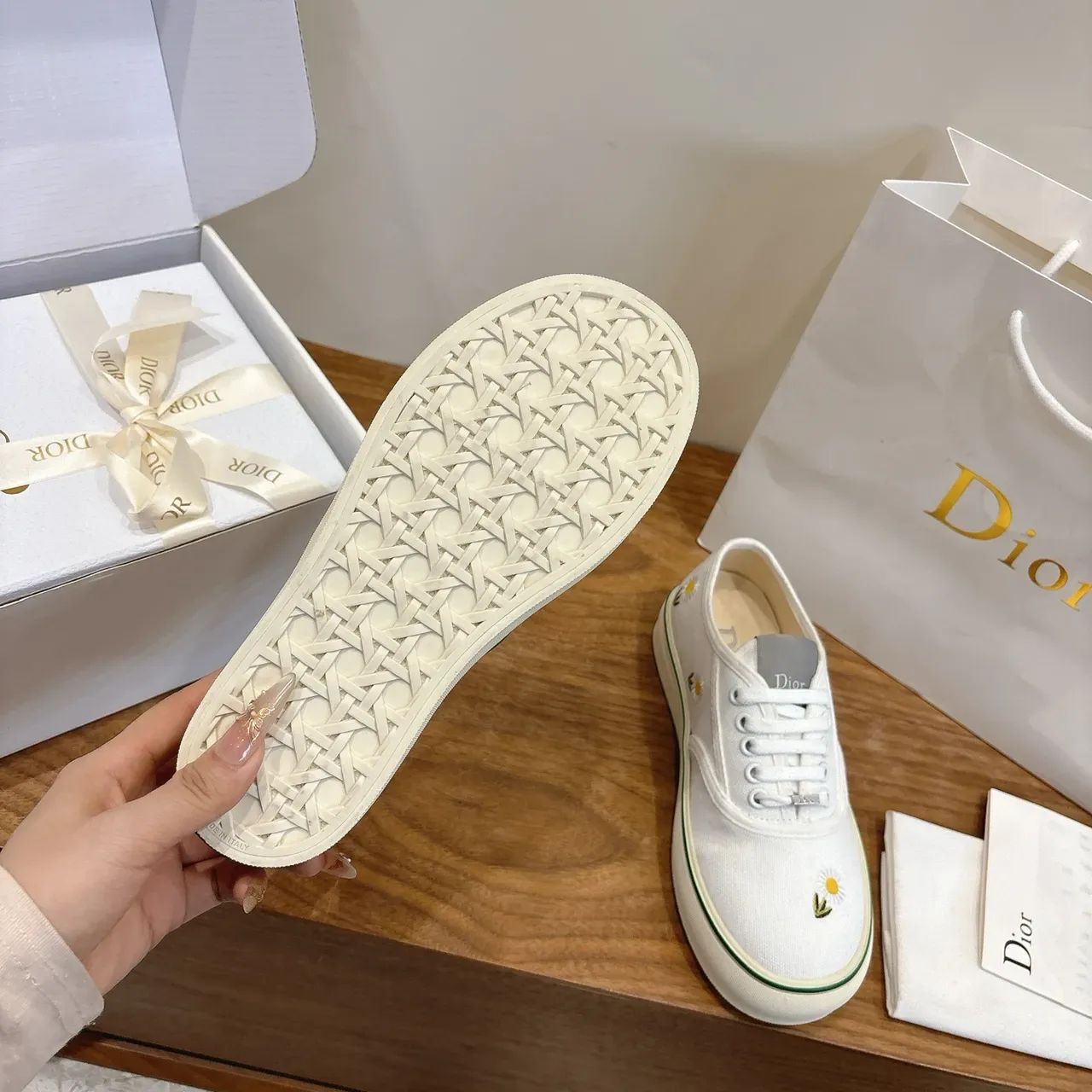 Sneakers Lifestyle Dior Blanc et Vert en Toile Broderies Marguerites 2