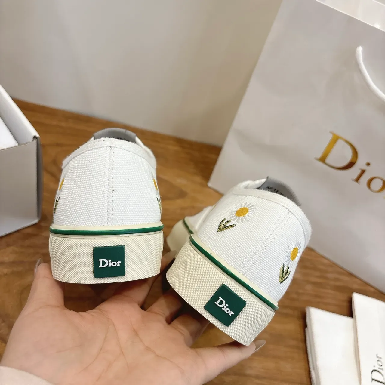 Sneakers Lifestyle Dior Blanc et Vert en Toile Broderies Marguerites 3