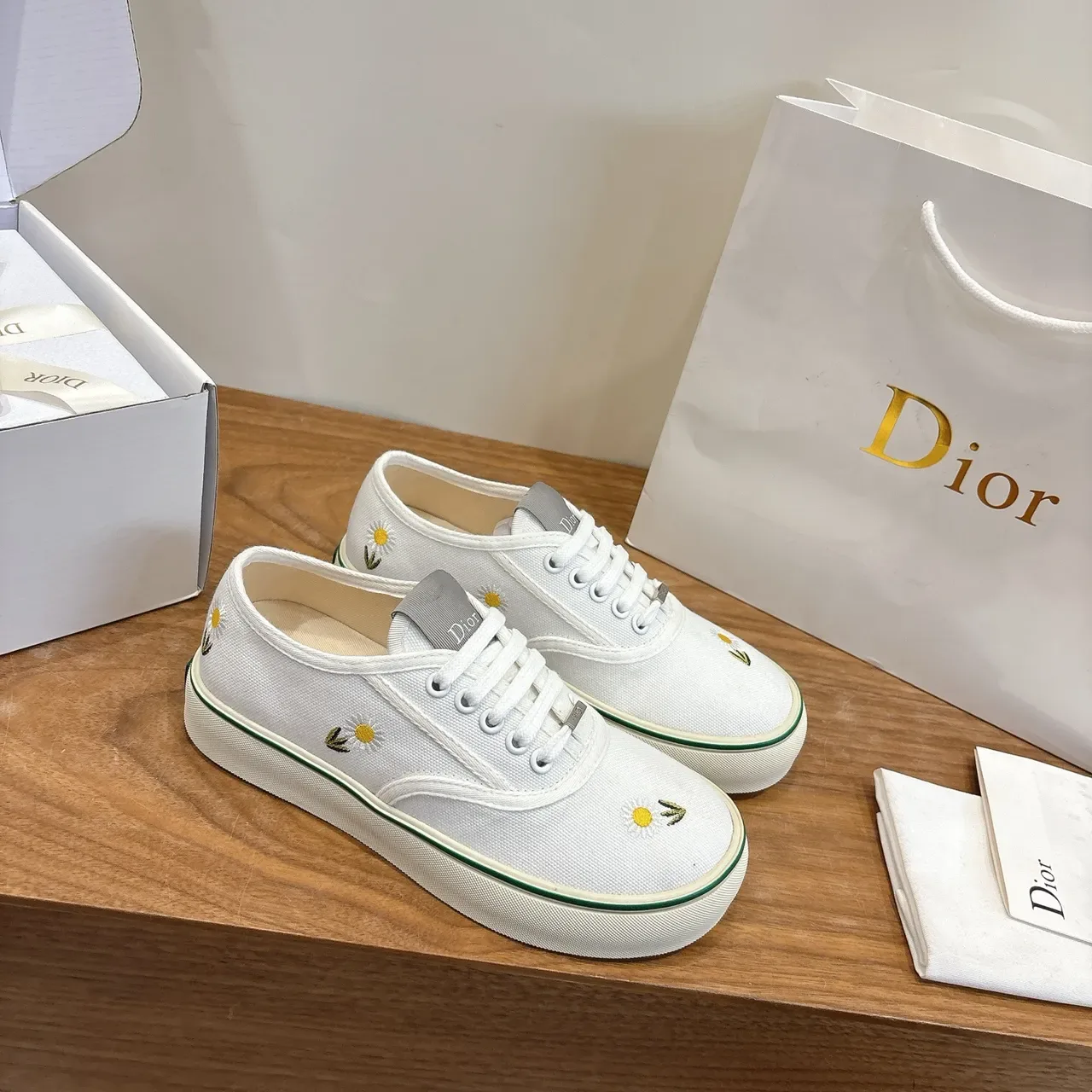 Sneakers Lifestyle Dior Blanc et Vert en Toile Broderies Marguerites 4