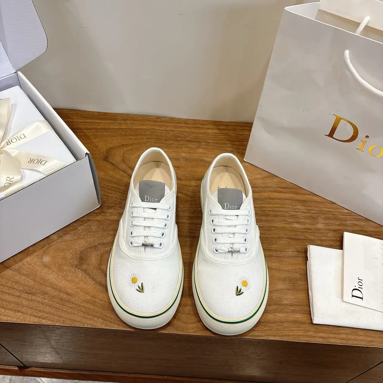 Sneakers Lifestyle Dior Blanc et Vert en Toile Broderies Marguerites 5