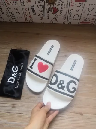 Dolce & Gabbana I Love D&G Chaussons Blancs à Brides Graphiques 5