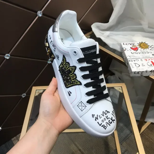 Dolce & Gabbana أحذية رياضية ستايل حياة بيضاء وسوداء جلد علوية برسومات جرافيتي 3