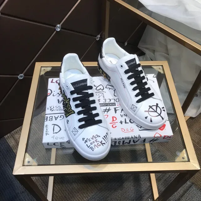 Dolce & Gabbana أحذية رياضية ستايل حياة بيضاء وسوداء جلد علوية برسومات جرافيتي 7