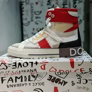 Dolce & Gabbana أحذية رياضية بيضاء وحمراء عالية مع حزام غير متماثل للأسلوب الحياة