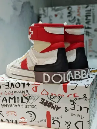 Dolce & Gabbana أحذية رياضية بيضاء وحمراء عالية مع حزام غير متماثل للأسلوب الحياة 2