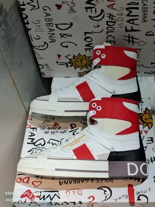Dolce & Gabbana أحذية رياضية بيضاء وحمراء عالية مع حزام غير متماثل للأسلوب الحياة 4