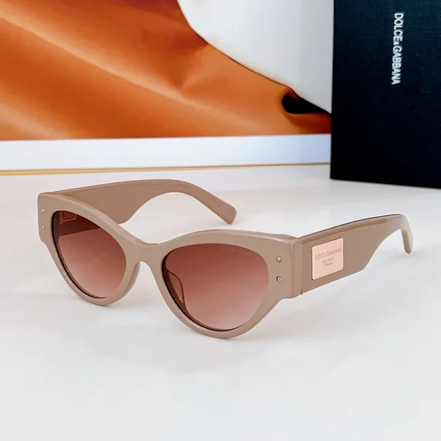 Dolce & Gabbana Óculos de Sol Preto Dourado Silhueta Cat-Eye Armação de Acetato 3