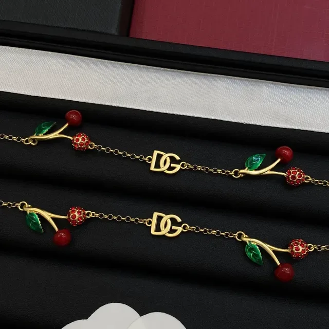 Dolce & Gabbana Collier Cherry Gold Motif Rouge Détails Émaillés 6