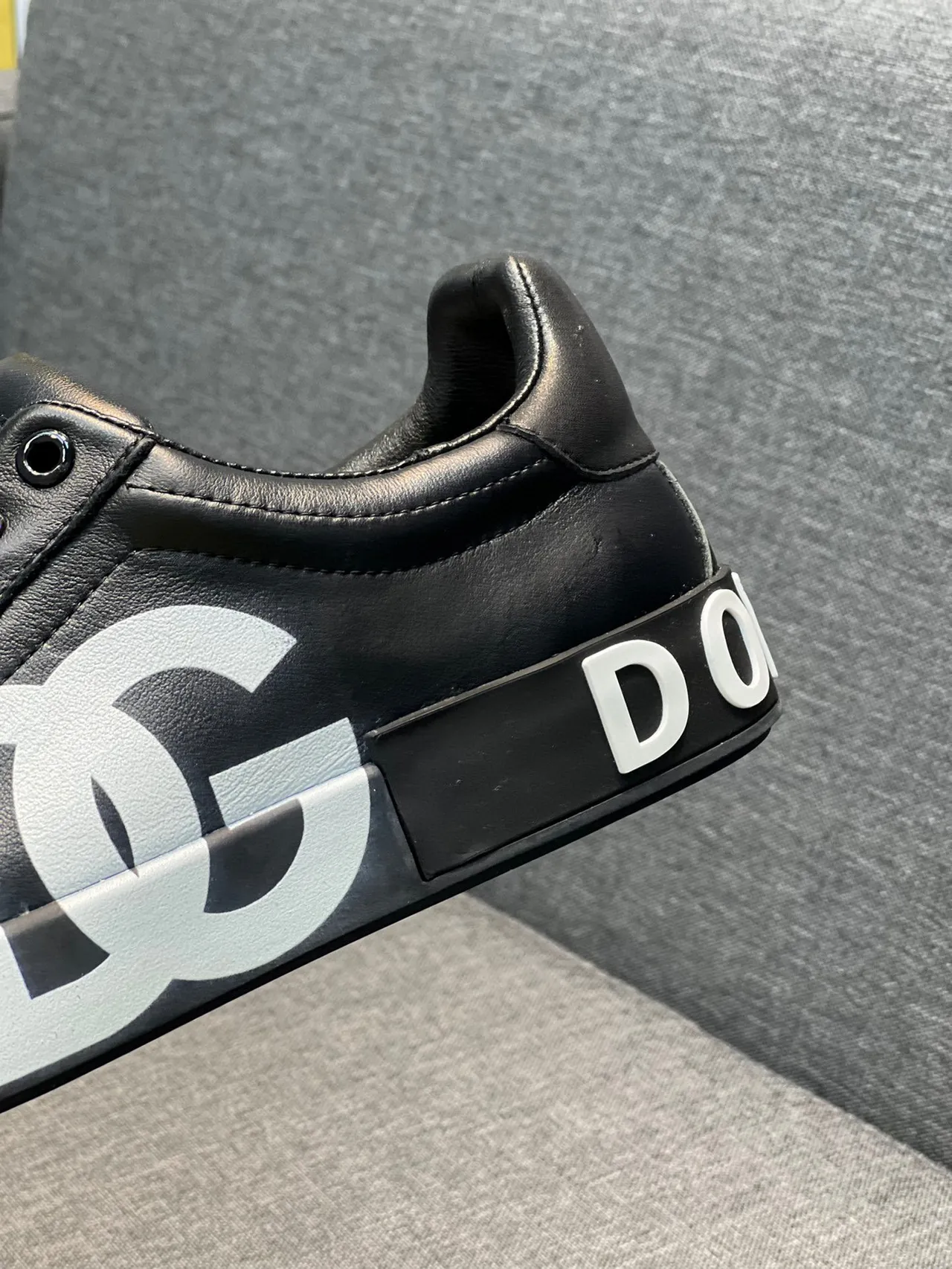 Dolce & Gabbana DG Logo Sneaker أسود وأبيض جلد علوي Oversized Monogram نمط حياة أحذية رياضية 2