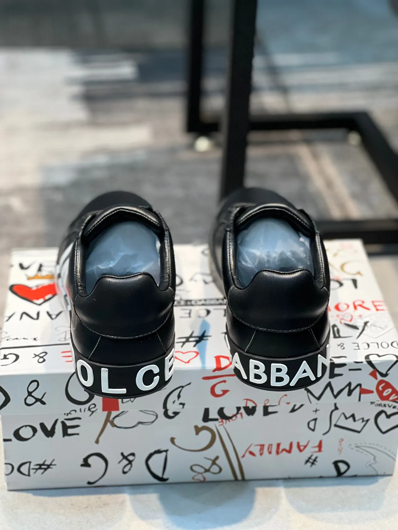 Dolce & Gabbana DG Logo Sneaker أسود وأبيض جلد علوي Oversized Monogram نمط حياة أحذية رياضية 3