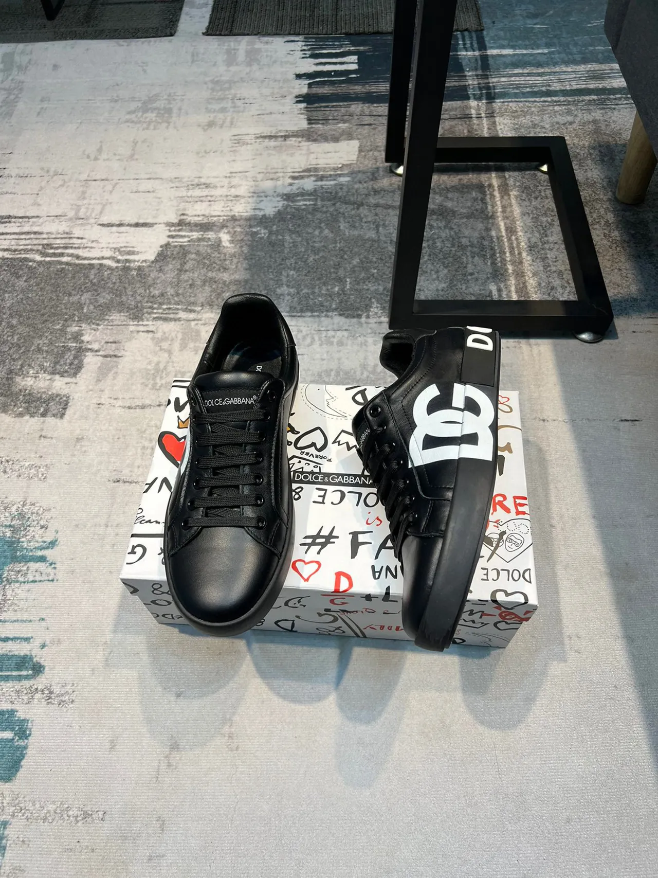 Dolce & Gabbana DG Logo Sneaker أسود وأبيض جلد علوي Oversized Monogram نمط حياة أحذية رياضية 5