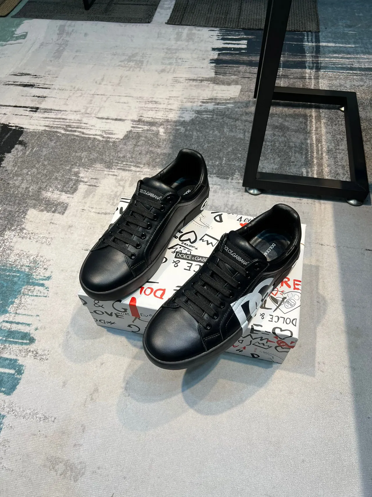 Dolce & Gabbana DG Logo Sneaker أسود وأبيض جلد علوي Oversized Monogram نمط حياة أحذية رياضية 6