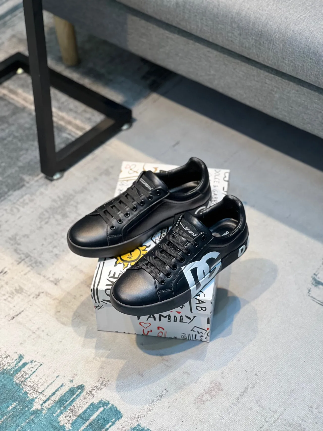 Dolce & Gabbana DG Logo Sneaker أسود وأبيض جلد علوي Oversized Monogram نمط حياة أحذية رياضية 8