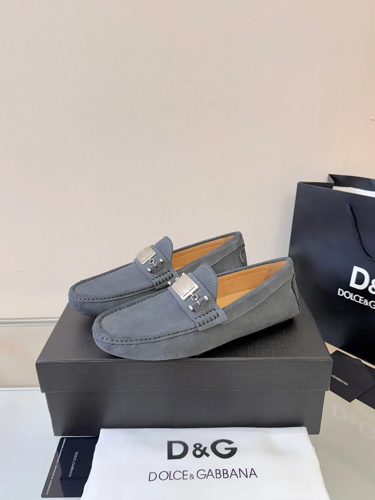 Dolce & Gabbana Portofino Mocassim Cinza Preto Couro de Camurça Superior Fivela Placa de Metal 2