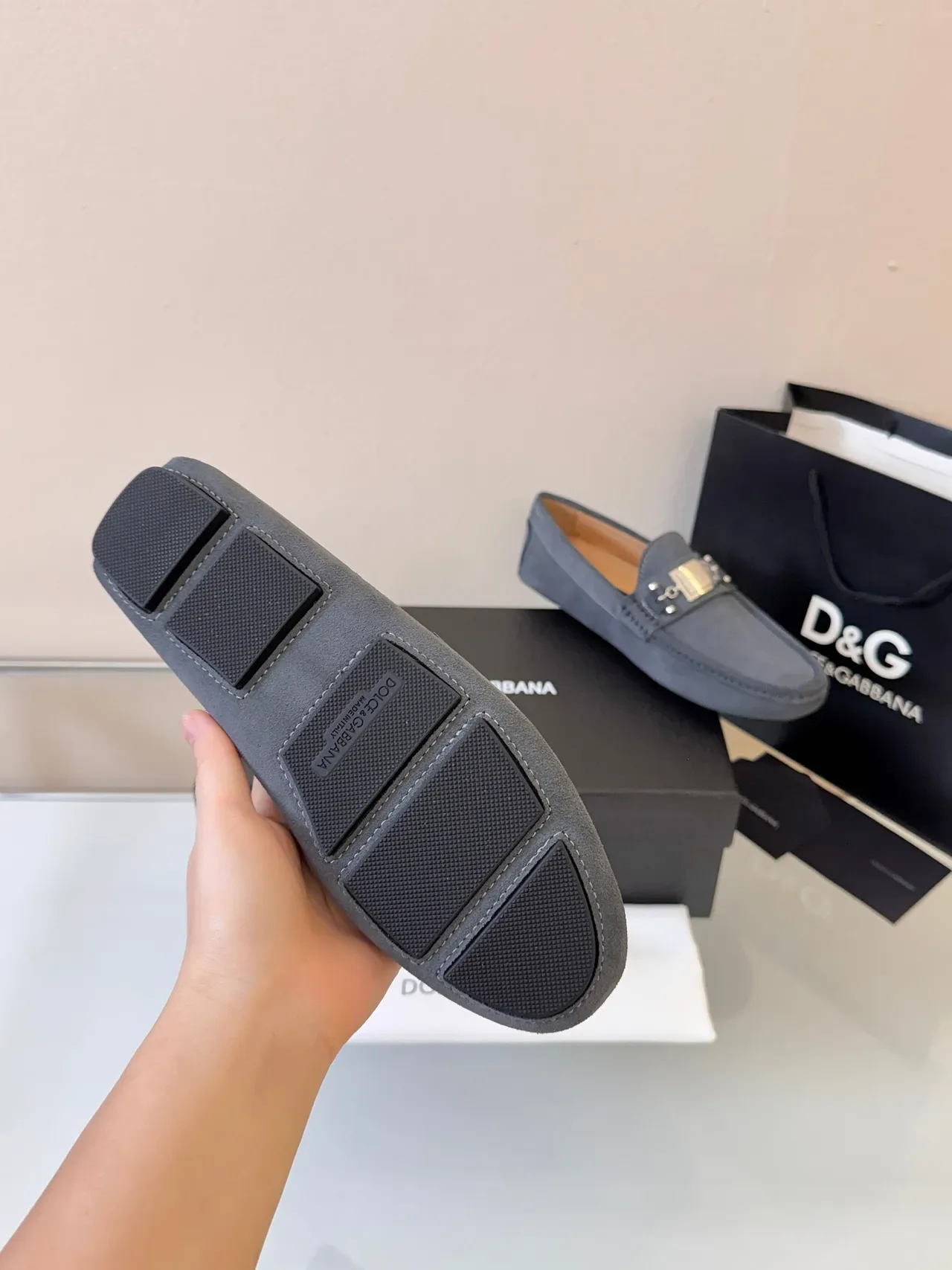 Dolce & Gabbana Portofino Mocassim Cinza Preto Couro de Camurça Superior Fivela Placa de Metal 4