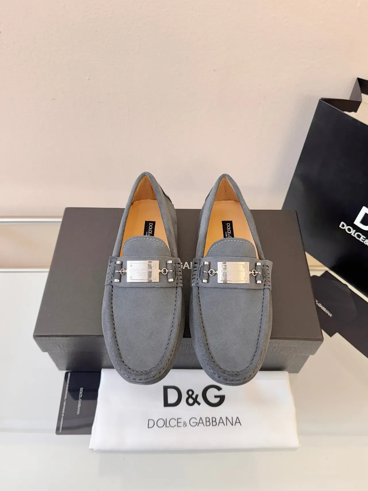 Dolce & Gabbana Portofino Mocassim Cinza Preto Couro de Camurça Superior Fivela Placa de Metal 5