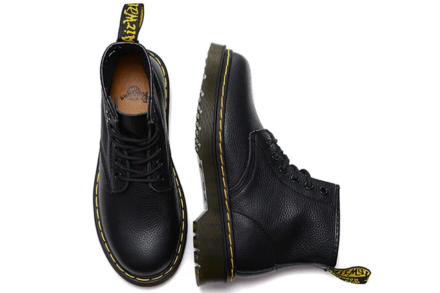 Dr. Martens 1460 Botas Martin Cuero Negro Granulado Costura Amarilla 6