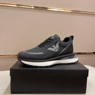 Emporio Armani Chaussures lifestyle noires et blanches avec upper en maille, midsole sculptée et couches