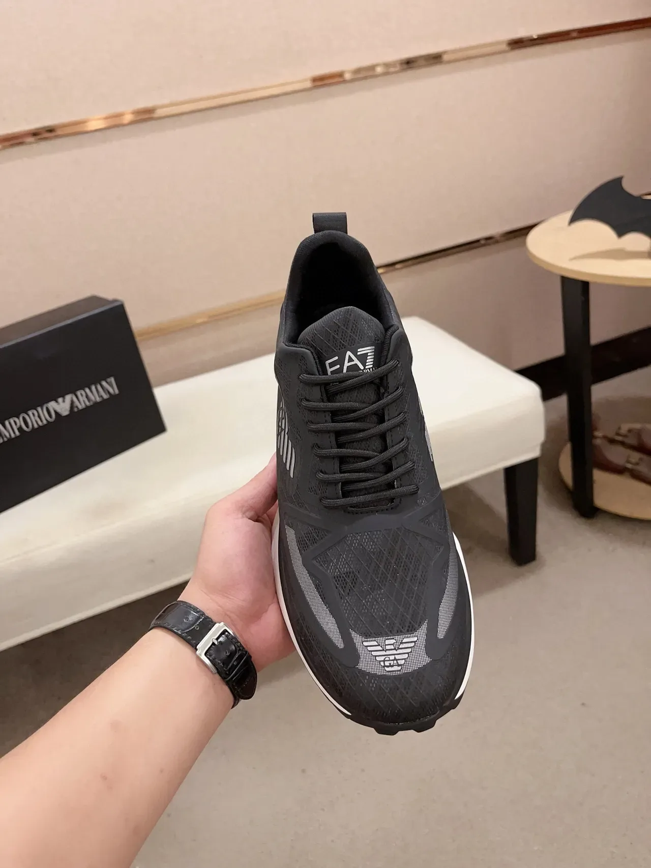Emporio Armani Tênis lifestyle pretos e brancos com upper de malha, midsole esculpido e camadas 2