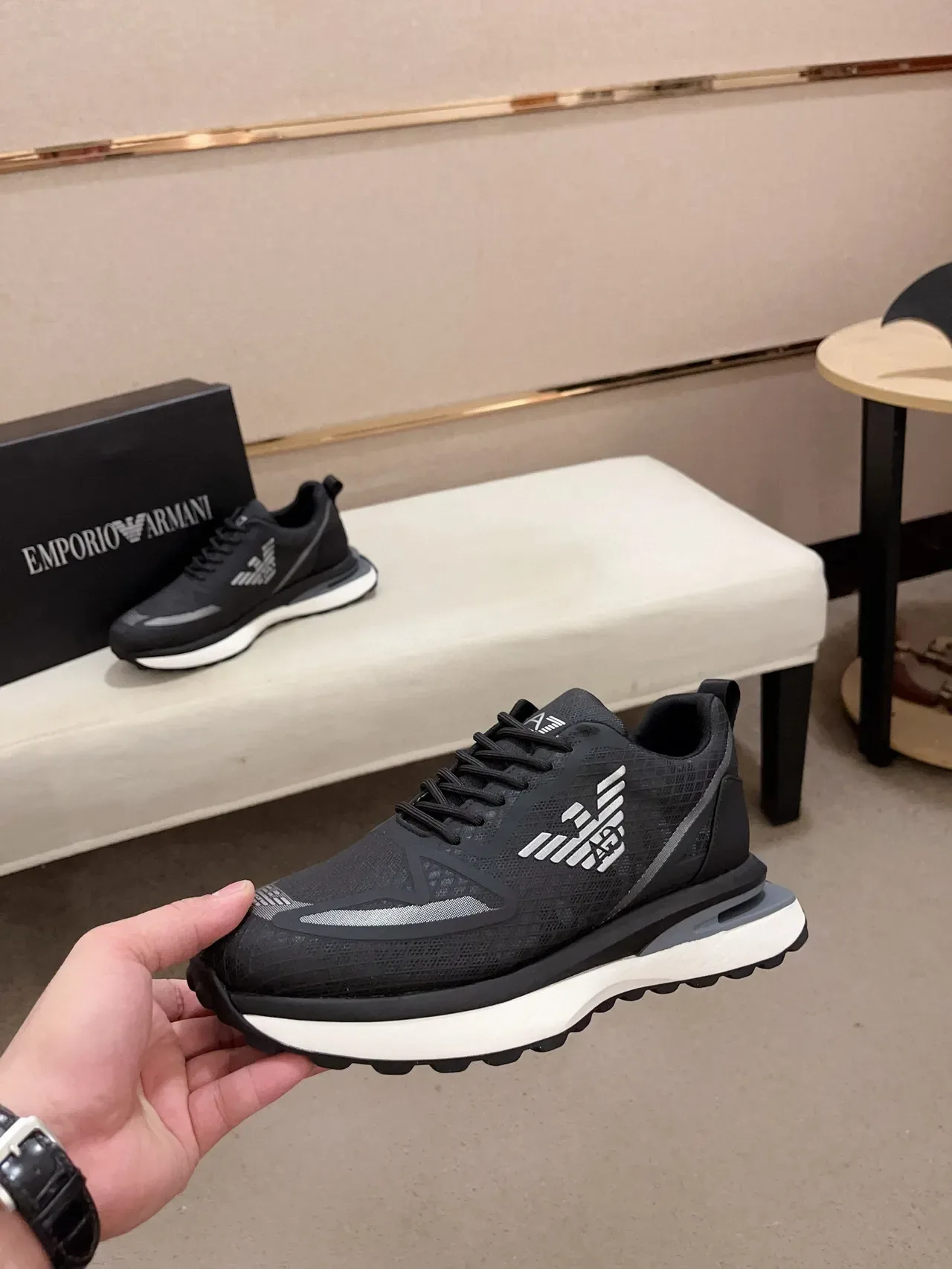 Emporio Armani Tênis lifestyle pretos e brancos com upper de malha, midsole esculpido e camadas 3