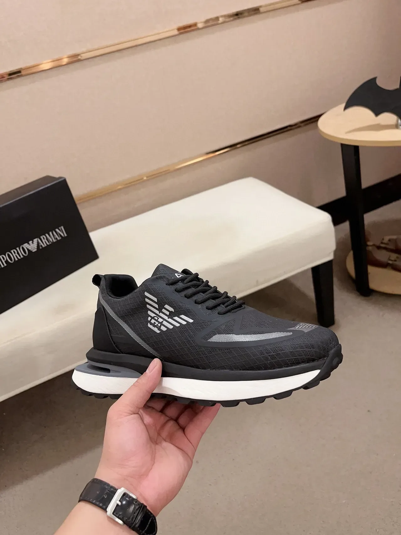 Emporio Armani Tênis lifestyle pretos e brancos com upper de malha, midsole esculpido e camadas 4
